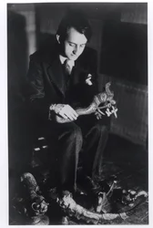 Andre Malraux (1901-76) in der Rue du Bac, Paris, ca. 1933